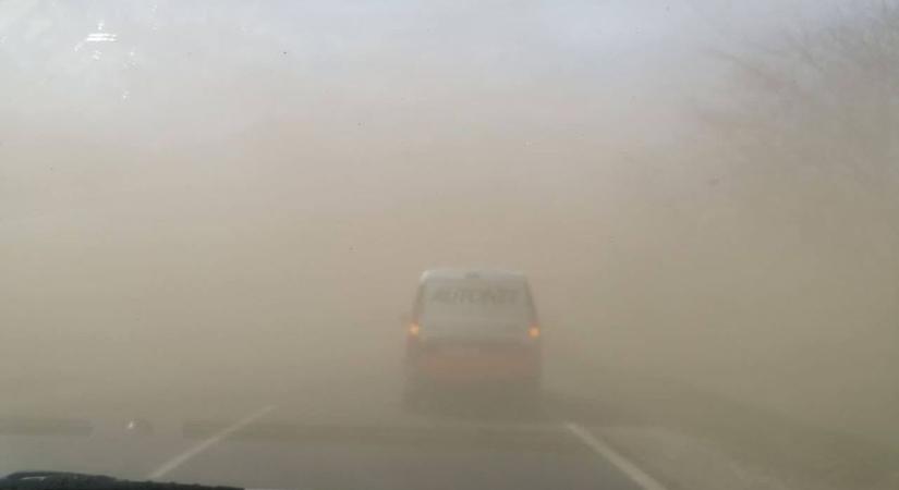 Iszonyatos porvihar tombol a 4-es főúton! Az orrukig sem látnak az autósok! (fotók, videó)
