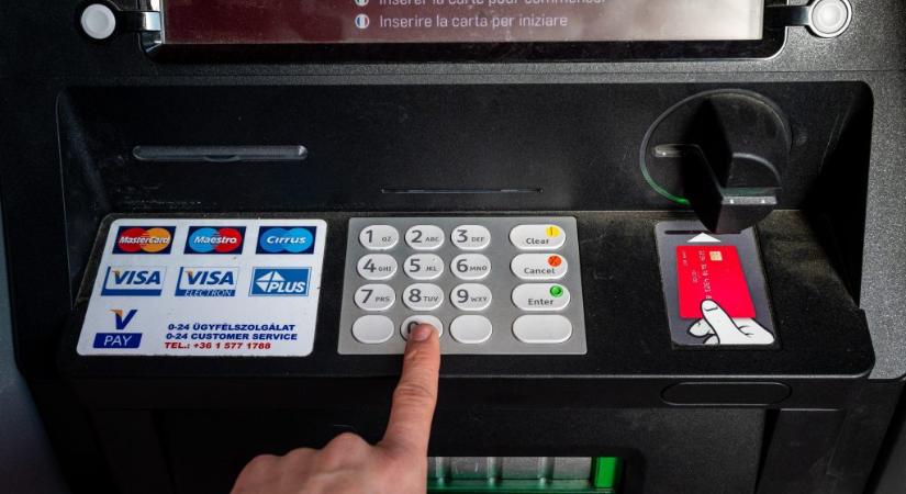 Bankmonitor: nyúlfarknyit spórolhat a banki díjstopon egy átlagos ügyfél havonta