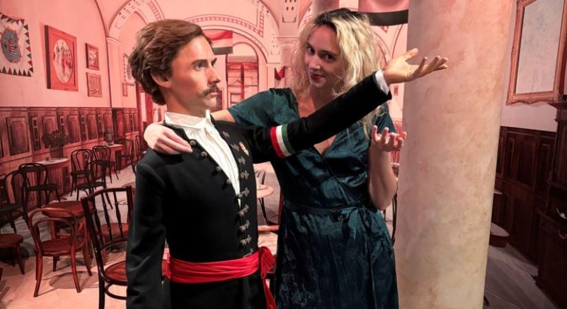 Petőfi Sándorral fotózkodnak a Madame Tussauds Budapest külföldi vendégei