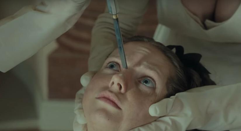 [EXKLUZÍV] Nézzétek meg nálunk először A csúf mostohatestvér új, magyar szinkronos előzetesét, ami A szerhez hasonló testhorrort ígér!