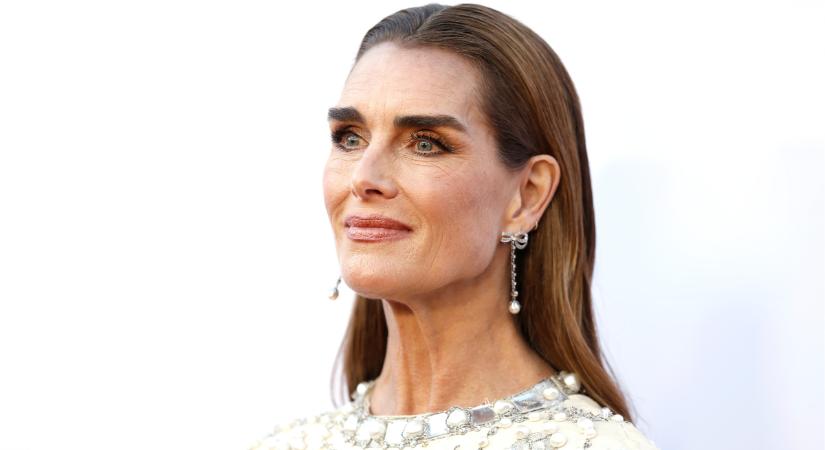 Az 59 éves Brooke Shields bikinis fotói szürreálisan gyönyörűek, a színésznő bomba formában van