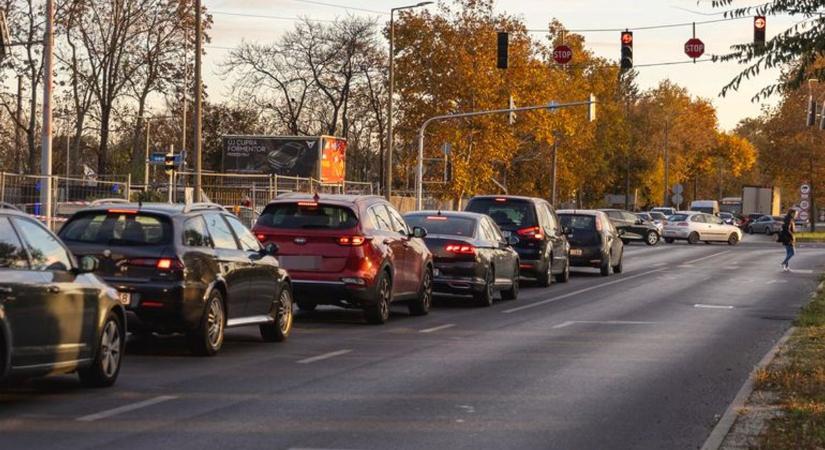 Dudáltak, mutogattak, de csak egy ember segített! – nagy volt a baj a Füredi úton csütörtök reggel!