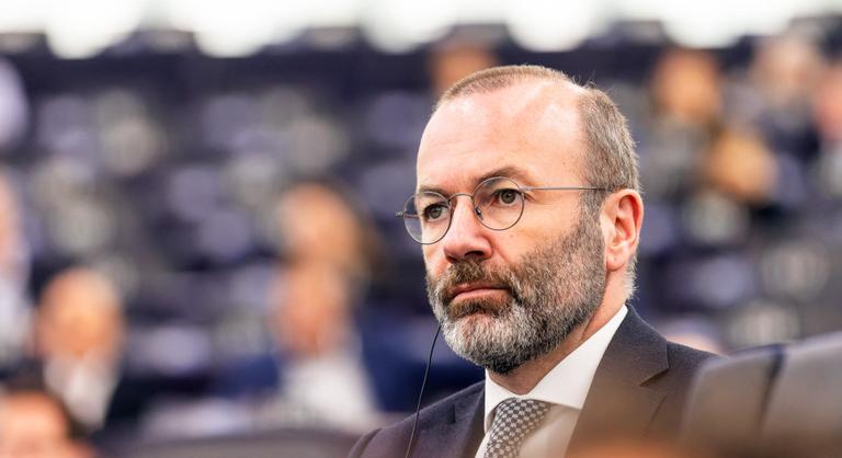 Manfred Weber szerint kiváltság, hogy a magyar kormány új plakátkampányának célpontjai között lehet