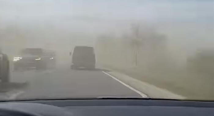 Akkora homokvihar volt a 4-esen, hogy az utat sem lehetett látni