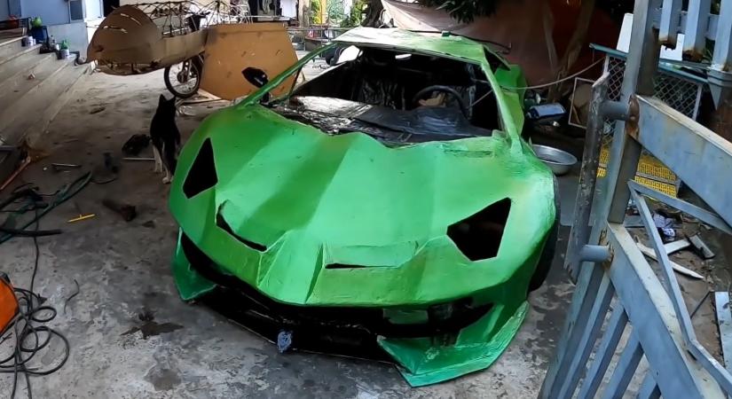 Robogómotor hajtja a kartonkasznis Lambót