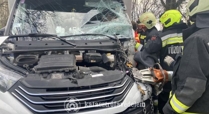 Helyszíni fotók: Feszítővágóval szabadították ki a 81-es baleset sérültjét
