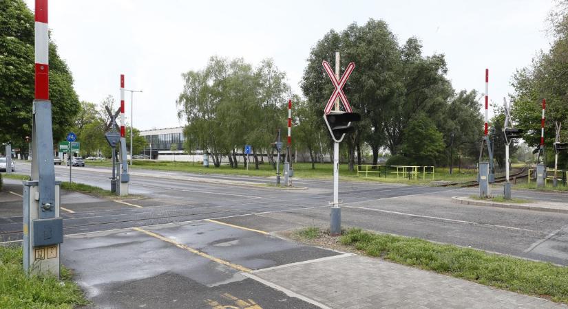 Letörte a sorompót egy körösladányi férfi, mert szerinte túl gyorsan váltott a lámpa