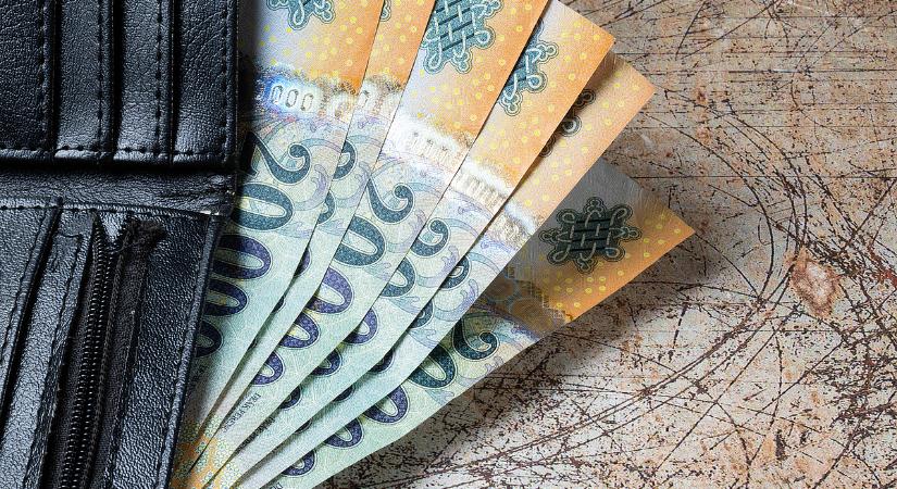 A vámok felfüggesztése sem nyugtatta a piacot, gyengül a forint, közel a 408-as szint