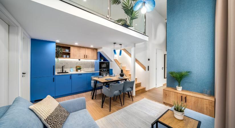 Egyszerre fiatalos és elegáns ez a teljesen felújított galériázott 48 m2-es Szondi utcai lakás
