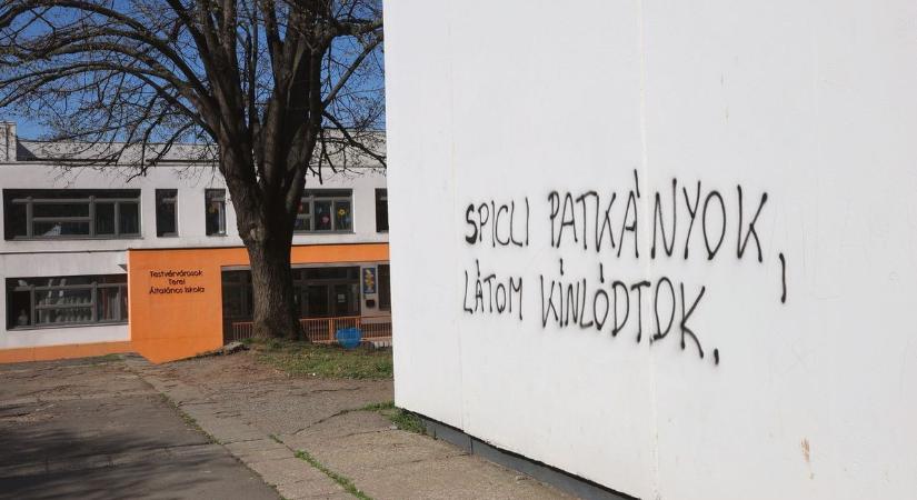 Újabb ocsmány graffiti Kertvárosban - ezúttal egy iskola mellett