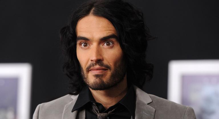 Nem szabadul sötét múltjától Russell Brand, hiába lett hithű keresztény