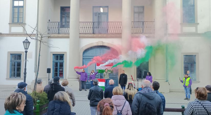 Egerben tüntetett a Momentum a gyülekezési törvény szigorítása ellen