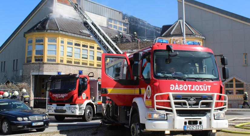 Fotókon a megfeszített munka: így oltották a pusztító lángokat a tiszaújvárosi gyógyfürdőben