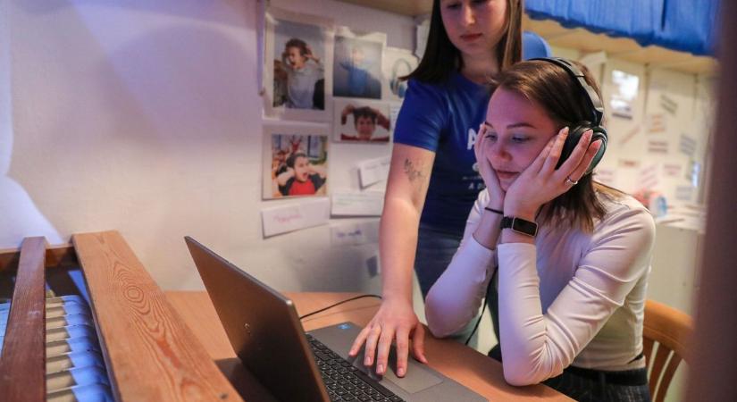 „Borzasztó megélni” – Kipróbáltuk, milyen autistának lenni – Videóval