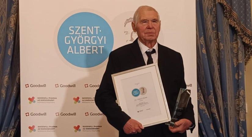 Átvette rangos orvosi díját Tata szeretett gyermekorvosa, dr. Válóczi János