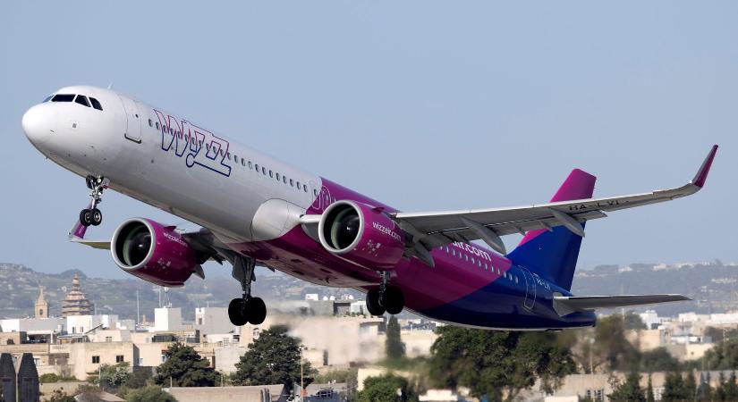 Brutálisan lehúzták a WizzAir-t, alig győzi a panaszkodást egy férfi a videójában