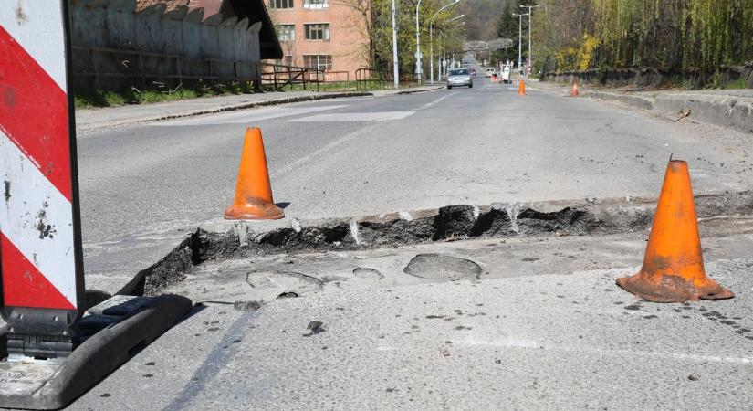 Miskolcon aszfaltillatú a tavasz! Hatalmas kátyúzás kezdődött a vármegyeszékhelyen (fotók)