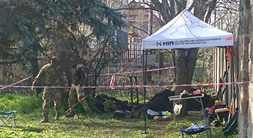 Tűszszerészeket kellett hívni a füzesabonyi sírhoz