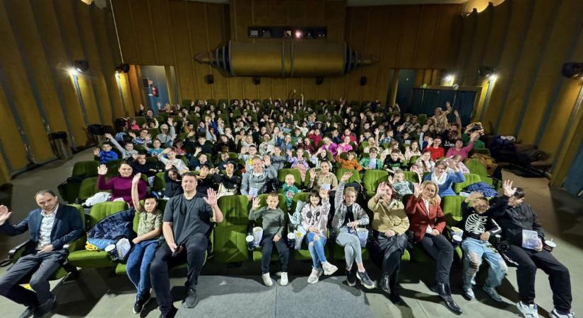 Böjte Csaba pártfogoltjait is vendégül látták a debreceni jótékonysági filmvetítésen