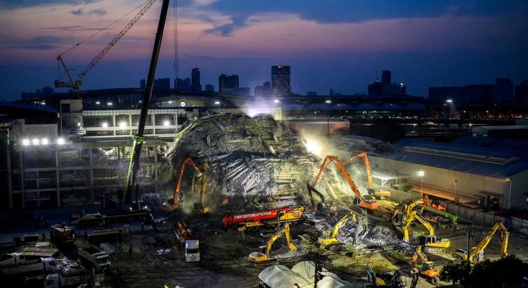 Pályaudvari tragédia Újvidéken, kártyavárként összeomlott felhőkarcoló Bangkokban – ugyanaz a kínai kivitelező