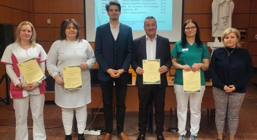 Jubiláló gyógyítókat köszöntöttek a kórházban