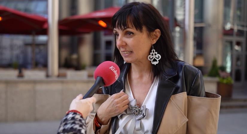 Azta, 2 huszonéves fia öltözteti a 49 éves Editet! Elképesztő, milyen szerelésben kaptuk lencsevégre a város közepén