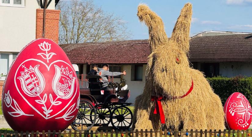 Szalmanyúl, tojásalagút és borosüvegtojás – 10 éves a húsvéti park, videó