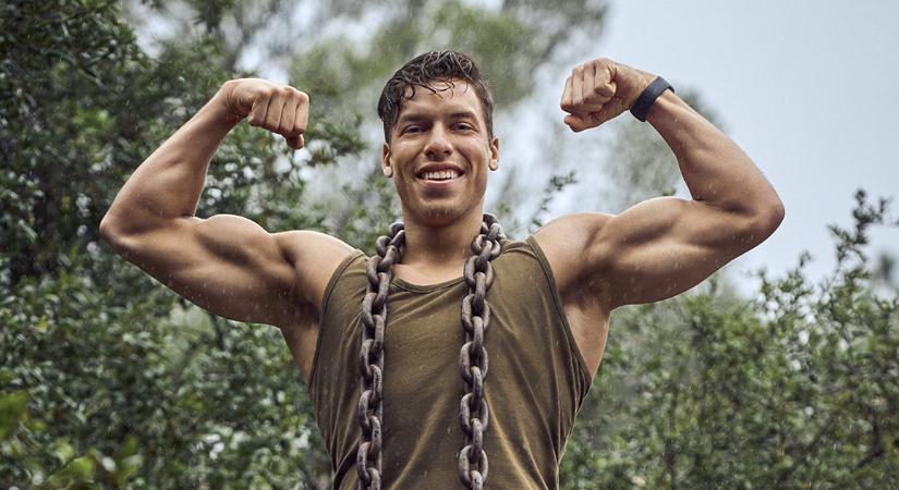 Kitalálod, kinek a fia van a képen? Apja egy 90-es évekbeli akciófilm-legenda, ma már 77 éves!