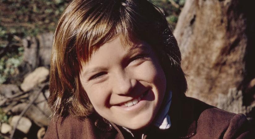 Felismered a képen látható aranyos kisfiút? 56 évesen világhírű, felkapott hollywoodi színész