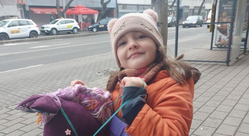Szívfacsaró: hiába várta az édesanyja, nem jött haza a busszal a hétéves kislánya