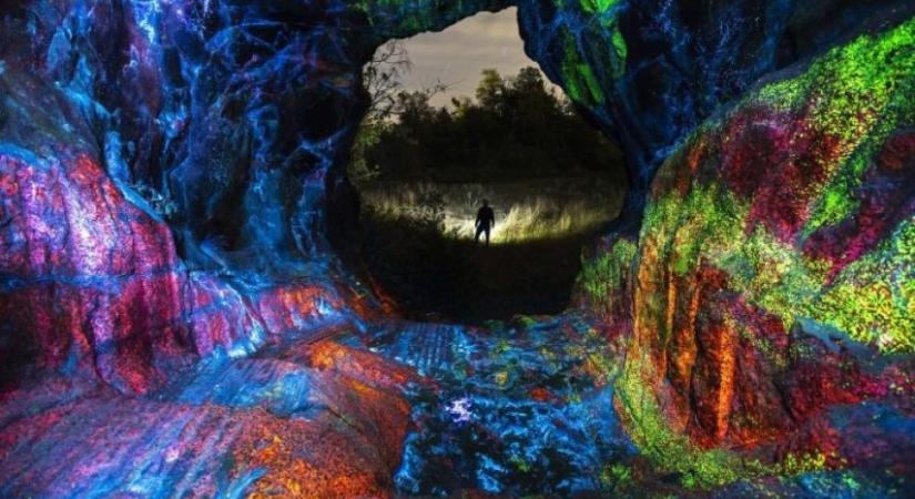 A szivárvány színeiben ragyogó ásványok és fluoreszkáló élőlények