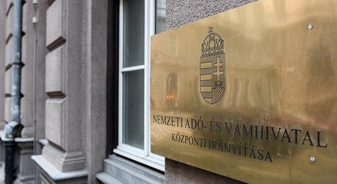 Hamis luxus: négymilliárd forintnyi árut foglalt le a NAV távol-keleti cégektől Kőbányán