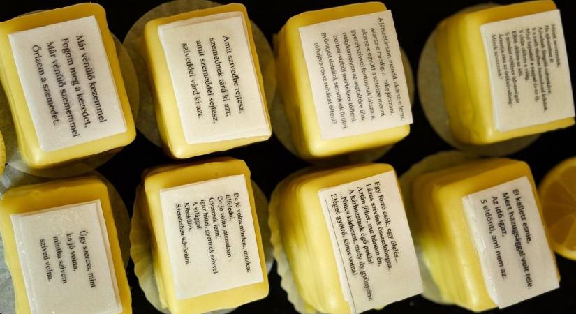 Harapjon versbe a költészet napján! - Győri cukrászda mignonjai ismert versekbe burkolóztak