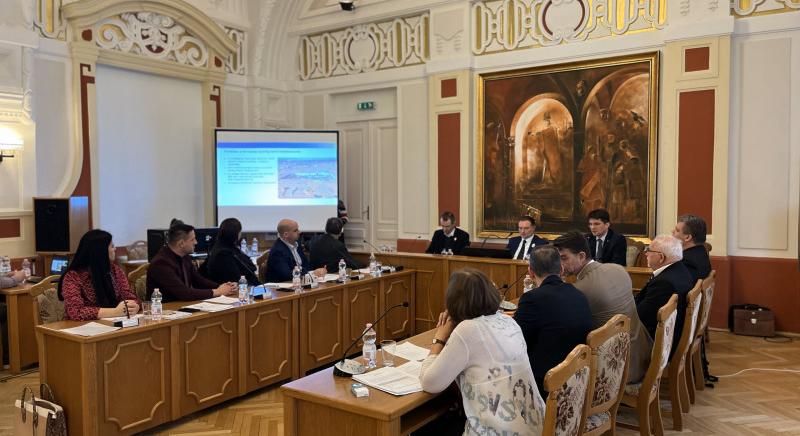 Testületi ülés súlyos kérdésekről – A Petőfi utca forgalmirend-módosítása, ingatlanértékesítések és ügyvezetői bérek a mai ülés napirendjén