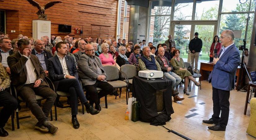 Aki nem reagál a szavazáson, az a válaszadókra bízza a döntést, hangzott el Gyöngyösön