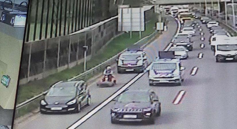 Fűnyírótraktorral vágott neki az autópályának egy nyugdíjas