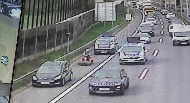 Fűnyíró traktorral hajtott fel az autópályára egy 84 éves nyugdíjas Ausztriában