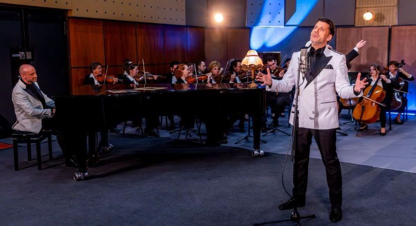 Kökény Attila szombati koncertjén „szolnoki segítséggel” kelti életre Máté Péter soha nem hallott dalát – videóval