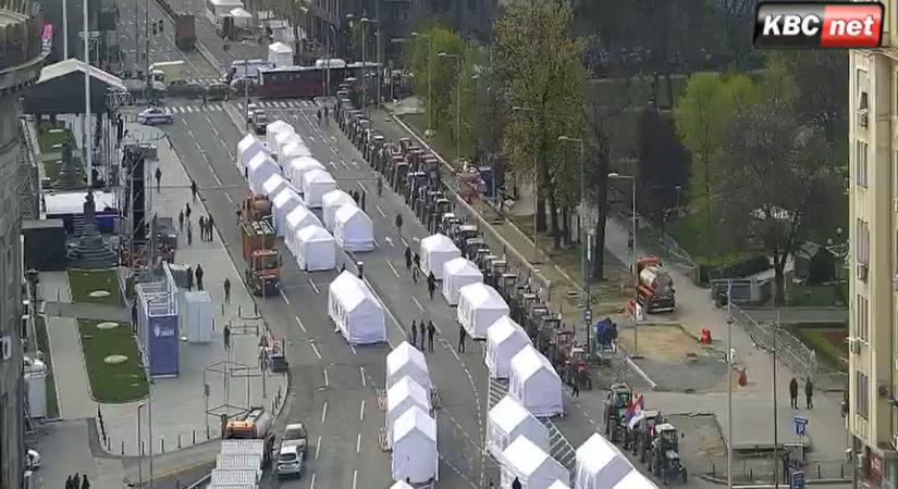 Kétszáz méter hđsszú zászlót feszít ki pénteken Aleksandar Vučić