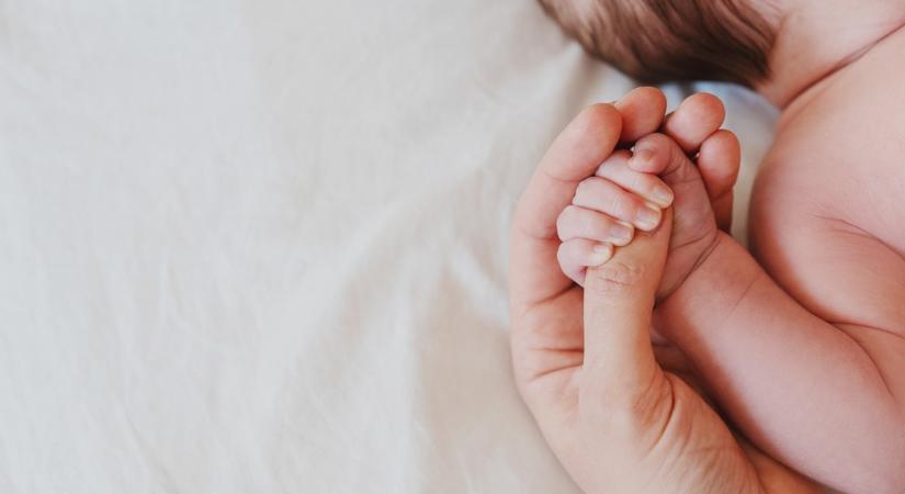 Súlyos ballépés: másik család embrióját ültették be, meg is szülte a babát a nő. Egyetlen dologból derült ki a valóság