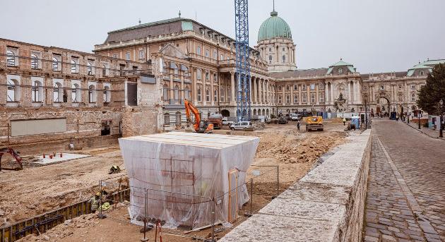 Pénzérmék és kályhacsempék kerültek elő a Budavári Palota alól