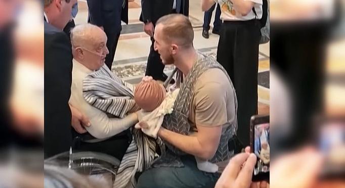 Ferenc pápa civil ruhában bukkant fel a Szent Péter-bazilikában – Videó
