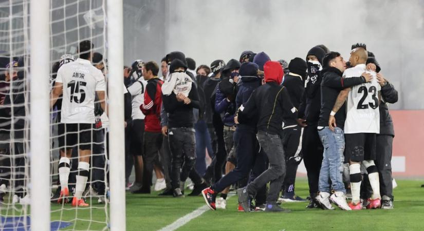 Káosz és tragédia: félbeszakadt a kupameccs, miután a drukkerek összecsaptak a rendőrökkel