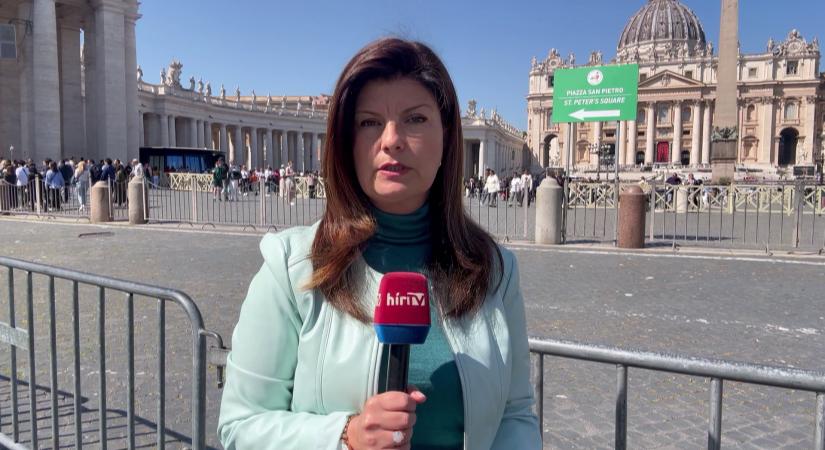 Váratlanul megjelent Ferenc pápa a hívek között a Szent Péter Bazilikában  videó