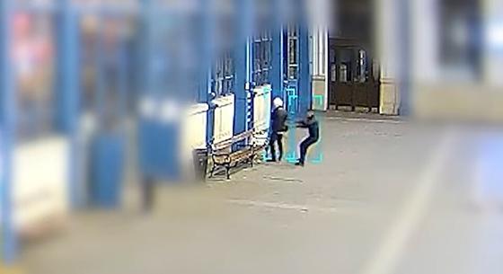 Videón, ahogy a Nyugati pályaudvaron kirabolnak egy idős férfit