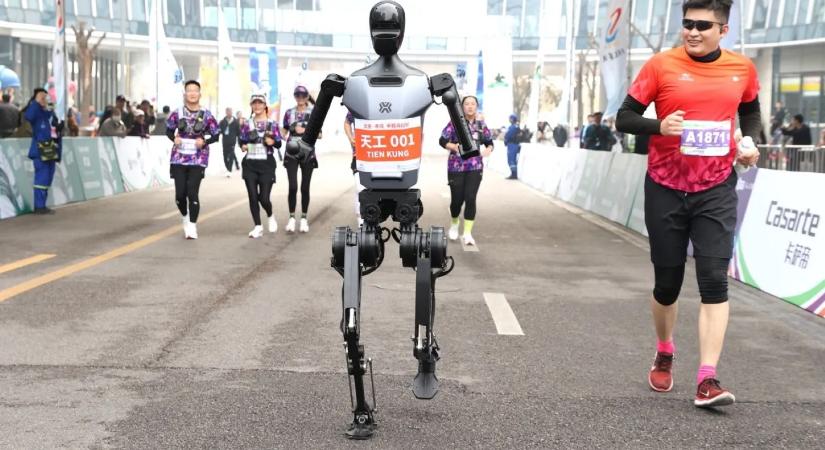 Elfújta a szél: elmarad a pekingi félmaraton, ahol robotok is futottak volna