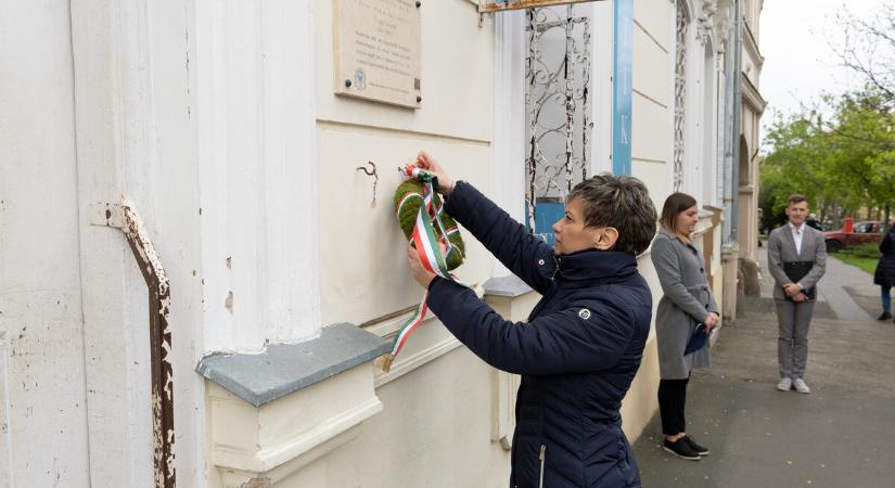 Koszorúzással és versmondó versennyel tisztelegtek a költő emléke előtt