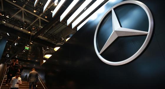Leállítja két típusa gyártását a Mercedes-Benz