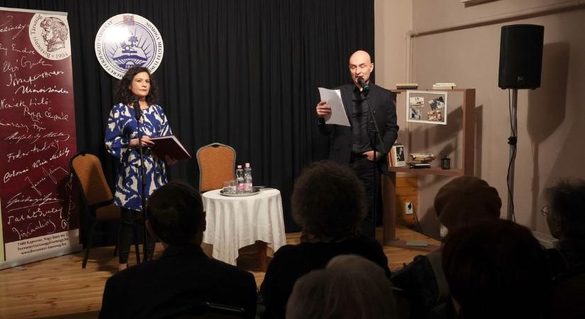 Lírai ajándékot hozott Kaposvárra a művészházaspár a költészet napja alkalmából