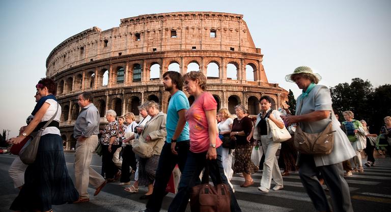 Kolosszális büntetést kaptak a római Colosseum évtizedeken át élősködő, hivatalos jegyüzérei